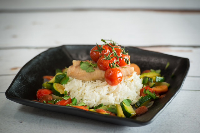 Hutten’s gepocheerde Claressefilet met witte rijst, roerbakgroenten en gepofte trostomaatjes met een tomatensaus